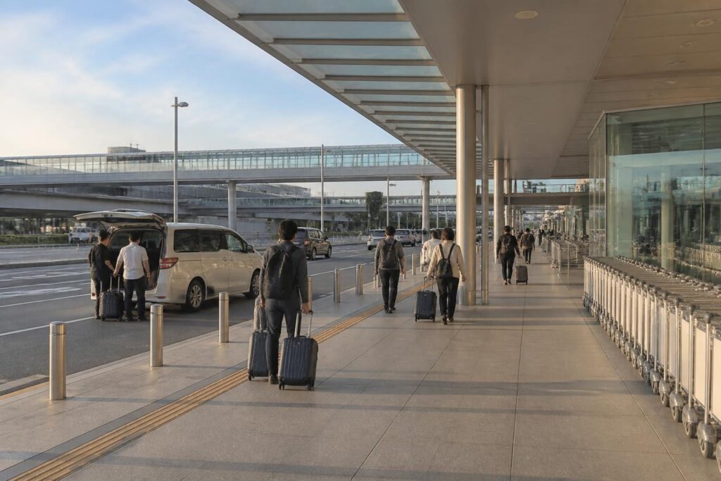 일본 세관 신고 전 준비 사항: 반입품 확인과 전자 신고 점검 관련 일본 여행 현장의 실사형 이미지